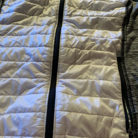 Eddie Bauer Women's Quilted Vest in White and Gray - Picture 4 of 7